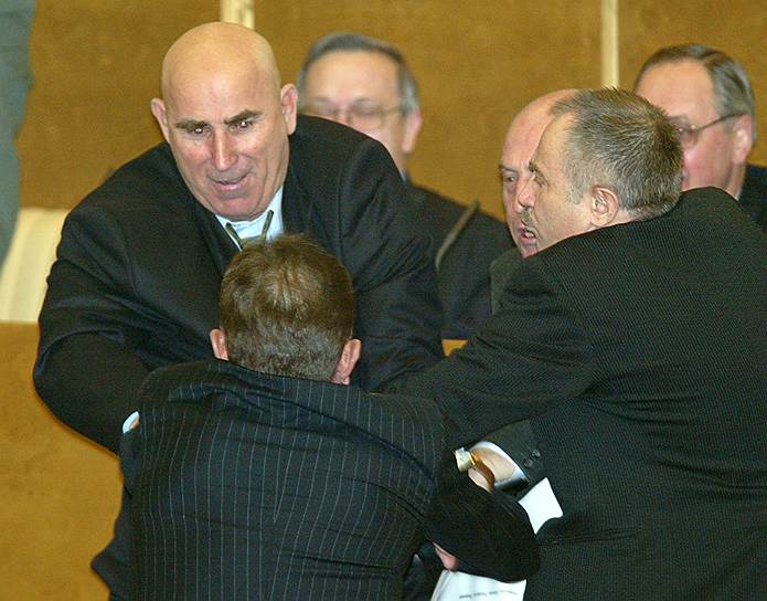 7 февраля 2003 года депутат Госдумы от КПРФ Василий Шандыбин напал на депутата от «Единства» Александра Федулова, после того как последний назвал Геннадия Зюганова «политической проституткой»