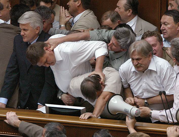 7 июля 2005 года подрались депутаты Верховной рады Украины. Драка произошла между депутатами проправительственных фракций и оппозиции во время обсуждения вопроса об условиях вступления Украины в ВТО