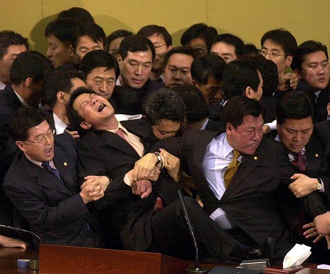 12 марта 2004 года в Национальном собрании Южной Кореи подрались представители правящей партии и оппозиционные депутаты. Причиной драки стало одобрение южнокорейским парламентом беспрецедентного импичмента, вынесенного президенту Ро Му Хуну по обвинению в незаконной агитации и некомпетентности