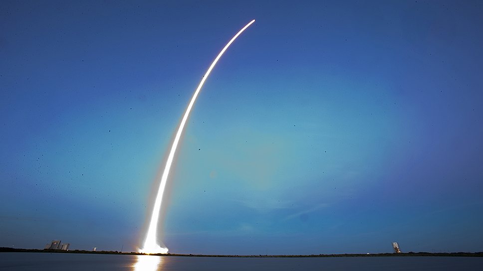 Ракета SpaceXсо спутником на борту стартует со станции Воздушных сил в Кейп-Канаверале, Флорида