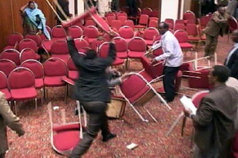 17 марта 2005 года сомалийские парламентарии переходного правительства подрались стульями на заседании парламента в одной из гостиниц Найроби (Кения) после горячего диспута о том, голосовать ли за привлечение вооруженных сил соседних стран для обеспечения безопасности переходного правительства Сомали и его возвращения в Могадишо