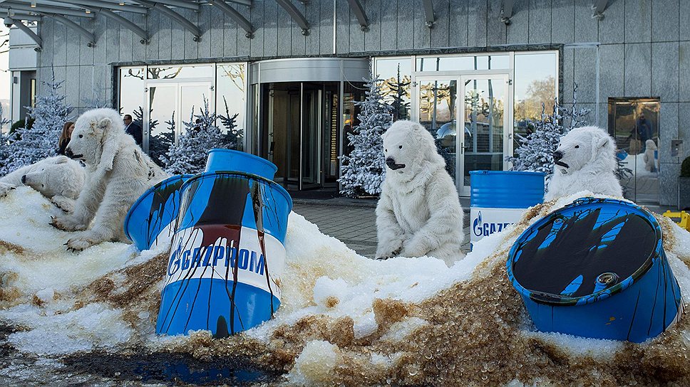 Активисты Greenpeace оделись белыми медведями, протестуя против разлива нефти Газпрома в Арктике, Женева 
 