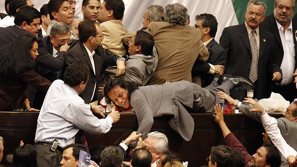 28 ноября 2006 года произошла драка в парламенте Мексики: оппозиционные депутаты попытались прорваться на трибуну и захватить контроль над конгрессом за несколько дней до инаугурации Фелипе Кальдерона