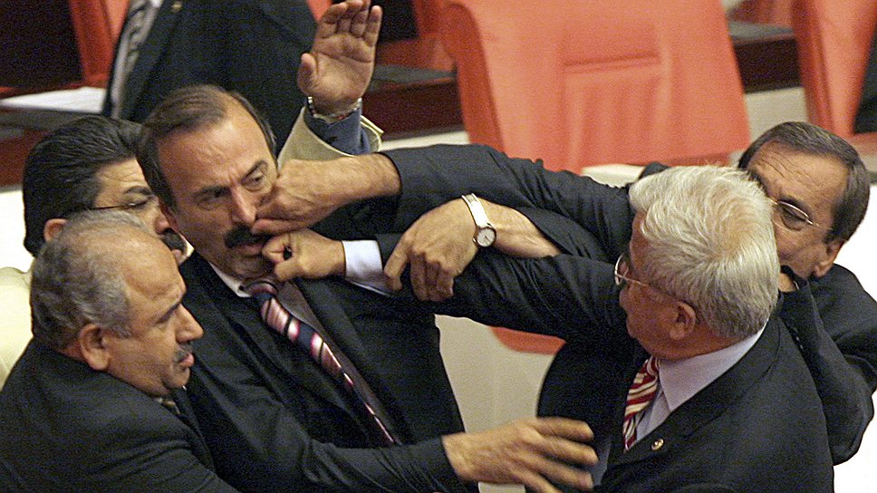 28 мая 2007 года депутаты правящей и оппозиционной партий парламента Турции подрались во время обсуждения поправок в конституцию о всеобщих и президентских выборах