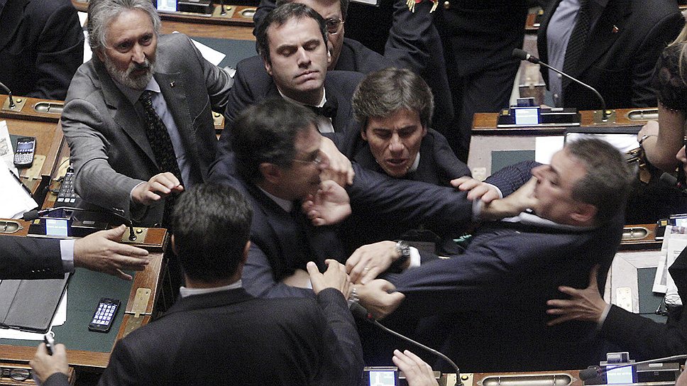 26 октября 2011 года депутаты парламента Италии подрались из-за разного видения того, насколько жесткой должна быть программа экономической реформы в стране