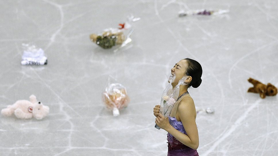 Японская спортсменка Мао Асада принимает поздравления после исполнения короткой программы в финале Гран-при по фигурному катанию в Фукуоке