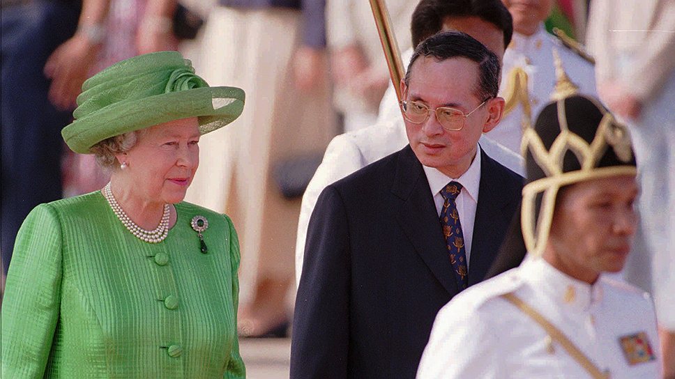 Пхумипон Адульядет и королева Великобритании Елизавета II 