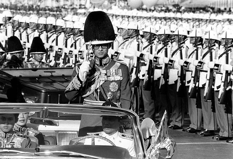 За 70 лет правления Рамы IX страна из абсолютной монархии превратилась в конституционную, пережила с десяток военных переворотов и сменила 19 конституций. Сам Пхумипон Адульядет зачастую оказывался главным арбитром в непрекращающейся борьбе тайских элит. В 2006 году он поддержал военных, сместивших с поста премьера Таксина Чинавата, которого многие противники обвиняли в намерении свергнуть монархию