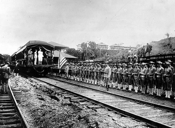 1 февраля 1881 года началось строительство канала. Он должен был пролегать на уровне моря, без шлюзов и плотин. Через перевал на стыке горных цепей Верагуа и Сан-Блас предполагалось проложить тоннель. Первоначально стоимость строительства оценивалась в $200 млн