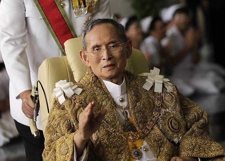 Последние несколько лет состояние короля ухудшалась. Наследный принц Маха Вачиралонгкорн долгое время не пользовался авторитетом в стране. Однако правящая в Таиланде с момента переворота в 2014 году военная хунта уже объявила, что поддерживает наследника