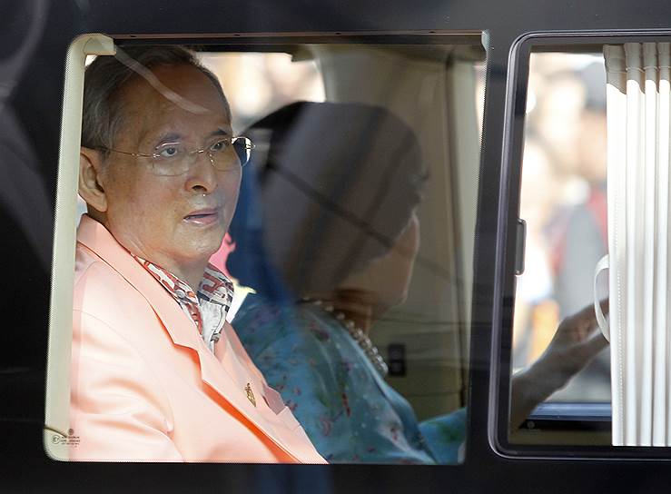 Лишь в августе 2013 года монарх покинул больничную палату и переехал в Хуа Хин в 150 км от Бангкока, где расположена его загородная резиденция под названием «Вдали от забот». Именно там, а не в Бангкоке, прошли основные торжества по случаю дня рождения Пхумипона Адульядета