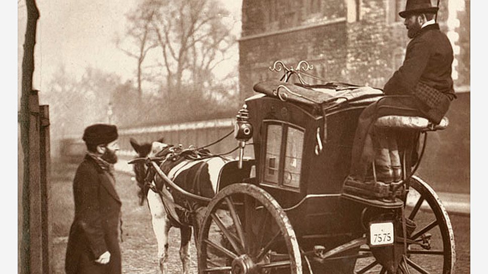 Первые экипажи, запряженные несколькими лошадьми, появились в Лондоне в 1588 году и назывались «hackney» («лошадь для найма»). Они представляли из себя экипаж, запряженный несколькими лошадьми и развозили элиту по улицам Лондона 
