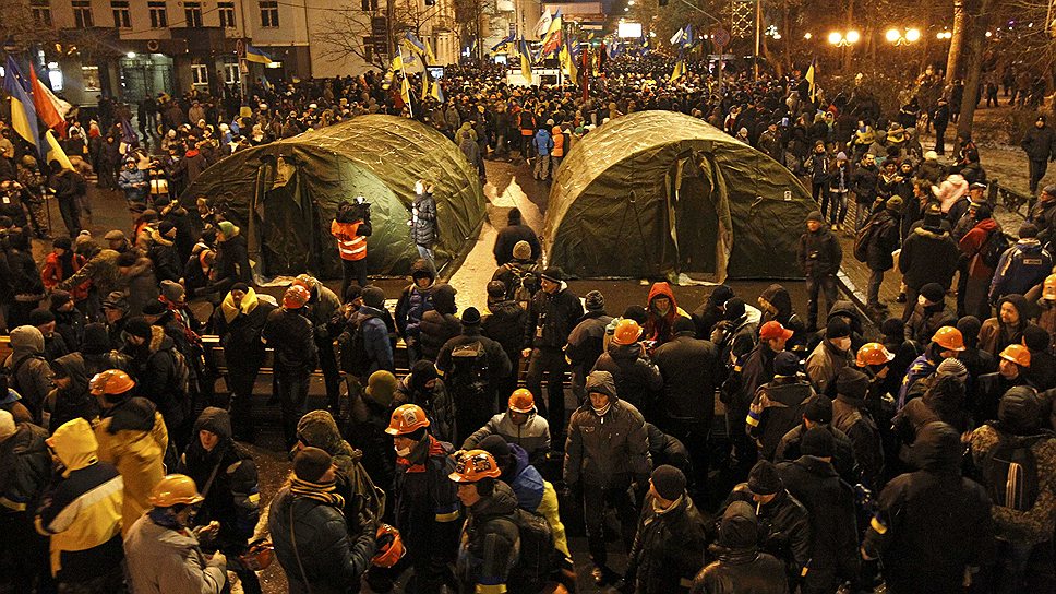 МВД Украины сообщает, что в акциях, которые проходят в Киеве, принимают участие около 100 тыс. человек
