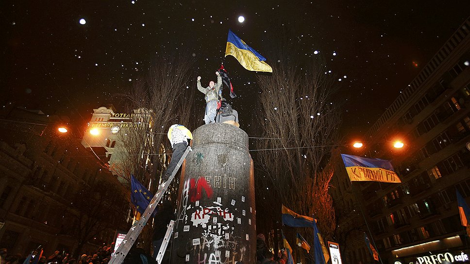 Как протестующие в Киеве свалили памятник Ленину