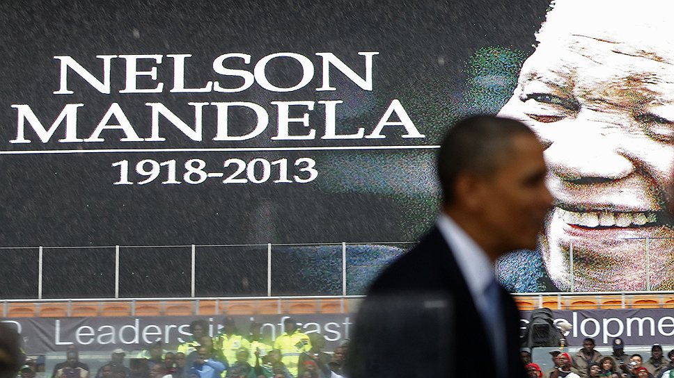 В ночь на пятницу на 96-м году жизни скончался первый чернокожий президент ЮАР, лауреат Нобелевской премии мира Нельсон Мандела. После известия о смерти Нельсона Манделы люди с цветами собрались у его дома в Хьютоне под Йоханнесбургом