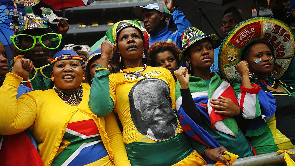 Еще с раннего утра многотысячные толпы людей начали стекаться под проливным дождем на стадион в Йоханнесбурге, чтобы почтить память Нельсона Манделы