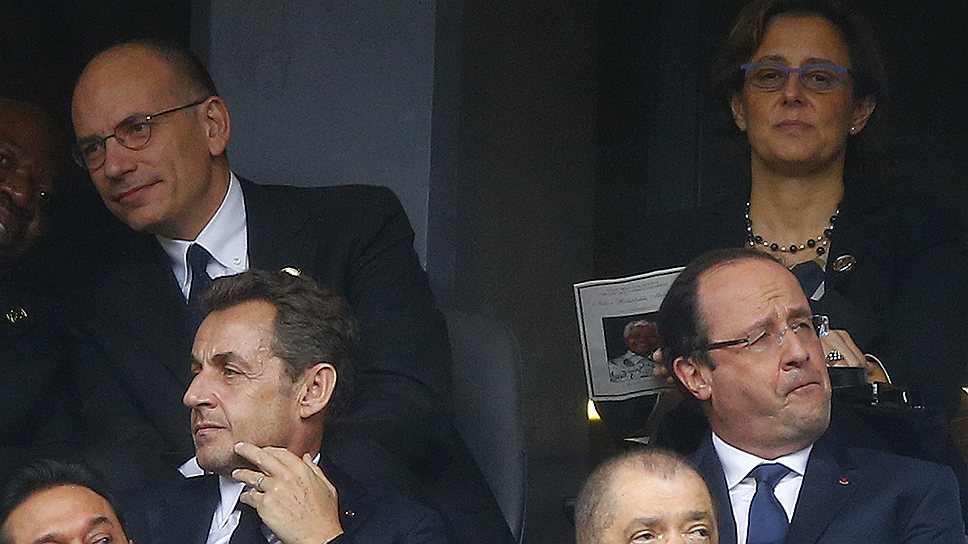 Президент Франции Франсуа Олланд (справа) Нельсона Манделу назвал символом борьбы за свободу. «Он показал, что человеческая воля может не только разорвать цепи рабства, но и дать силу для изменения всего мира», — сказал он. На церемонию прощания с экс-лидером ЮАР Франсуа Олланд прилетел в сопровождении бывшего главы Франции Никола Саркози (слева)