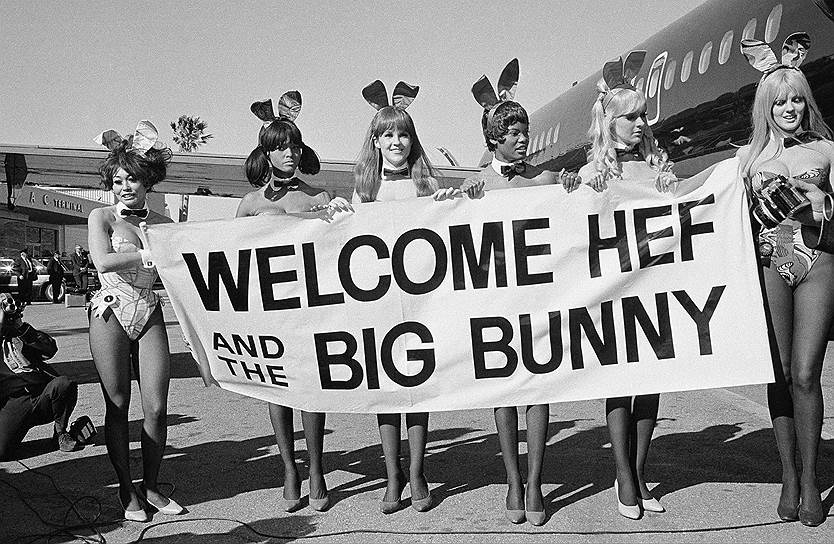 В феврале 1960 году в Чикаго открылся первый клуб Playboy, главной изюминкой которого были «девушки Банни», носившие облегающий боди, заячьи ушки и пушистый хвост, что придавало заведению особую атмосферу
