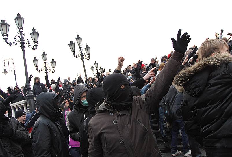 2010 год. На Манежной площади в Москве произошел стихийный митинг русской молодежи, которая требовала от властей защиты национальных прав русских, наказания виновных в убийстве футбольного болельщика Егора Свиридова, а также против коррупции в правоохранительных органах