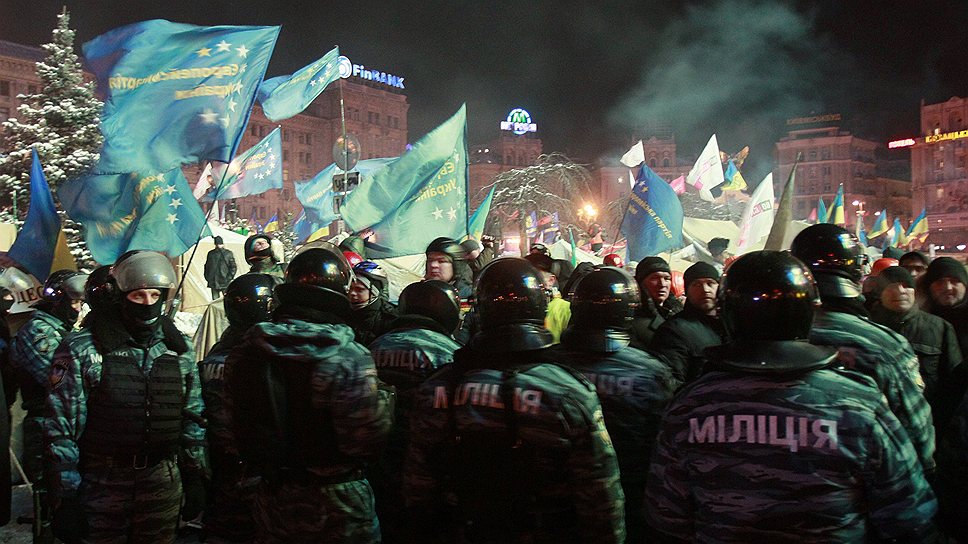 Около семи утра милиция демонтировала палатки на Майдане Незалежности, на сцене продолжали выступать активисты и лидеры оппозиции, которые призывали украинцев прийти на Майдан 