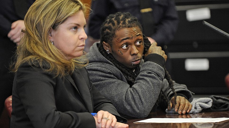В 2010 году Дуэйн Майкл Картер-младший, выступающий под псевдонимом Lil Wayne, был приговорен к одному году тюрьмы за незаконное ношение оружия, но через восемь месяцев его освободили за примерное поведение. Также музыкант имеет условную судимость за хранение наркотиков 