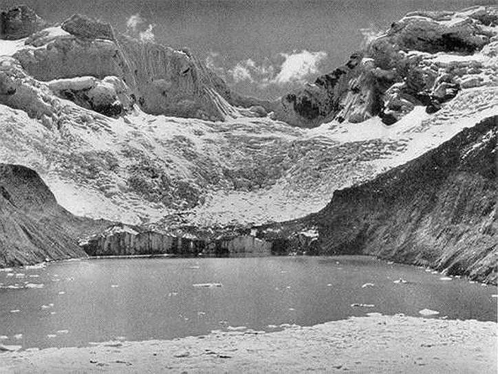 1941 год. Сильное наводнение в Хуаразе (Перу), вызванное отколовшимся куском ледника, упавшим в озеро Палькакоча (на фото). Погибло от шести до семи тыс. человек