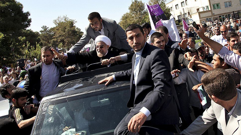 29 сентября 2013 года президента Ирана Хасана Роухани, прибывшего из Нью-Йорка после переговоров по нормализации отношений с США, в аэропорте Тегерана встретила толпа из нескольких сотен человек. Из нее в президента полетели яйца и ботинки, выражающие недовольство иранских консерваторов