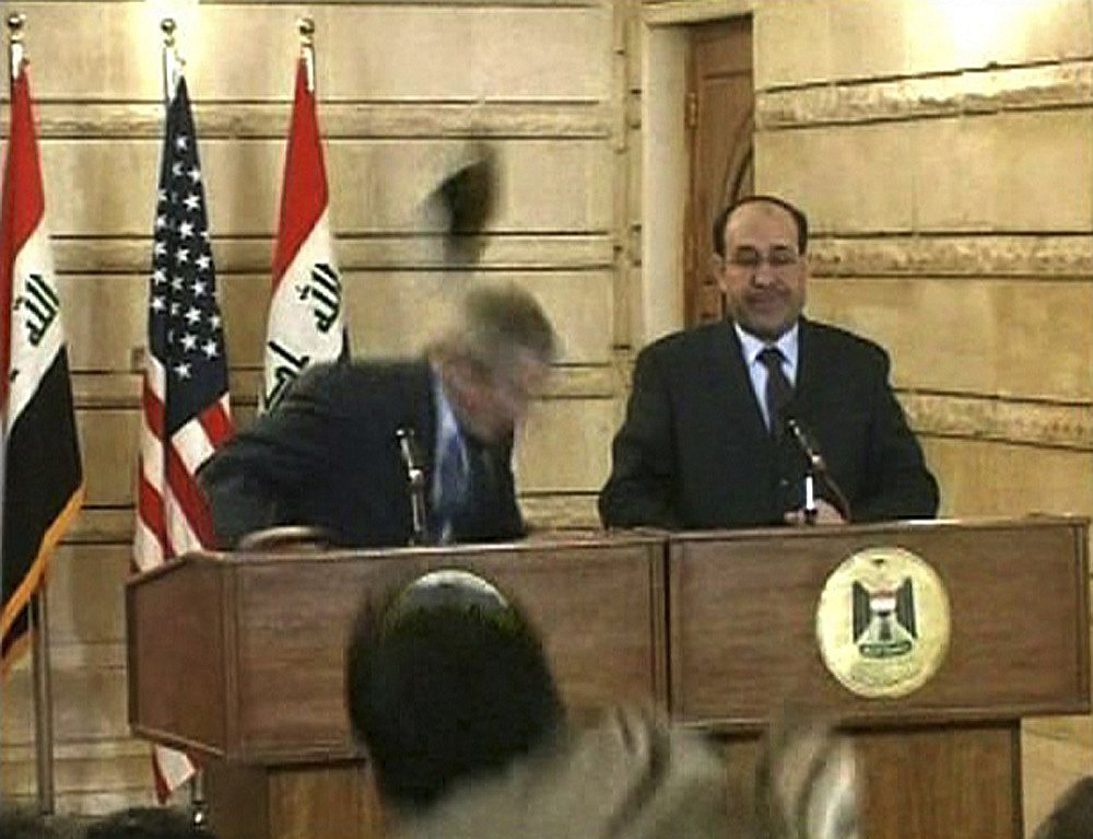 14 декабря 2008 года во время пресс-конференции президента США Джорджа Буша-младшего в Багдаде корреспондент египетского телеканала «Аль-Багдадиа» Мунтазар аль-Зейди внезапно поднялся со своего места и со словами «Это подарок от иракцев. Это прощальный поцелуй, ты — собака» кинул в президента ботинок. Джордж Буш-младший увернулся, а на журналиста накинулась охрана и вывела его из зала