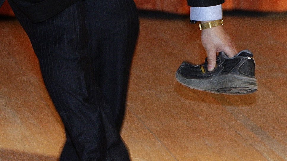 2 февраля 2009 года аспирант Кембриджского университета Мартин Янке бросил ботинок в премьер-министра Китая Вэня Цзябао, выступавшего в университете. Позднее выяснилось, что студент извинился перед премьер-министром, а тот, в свою очередь, попросил руководство университета не отчислять Янке