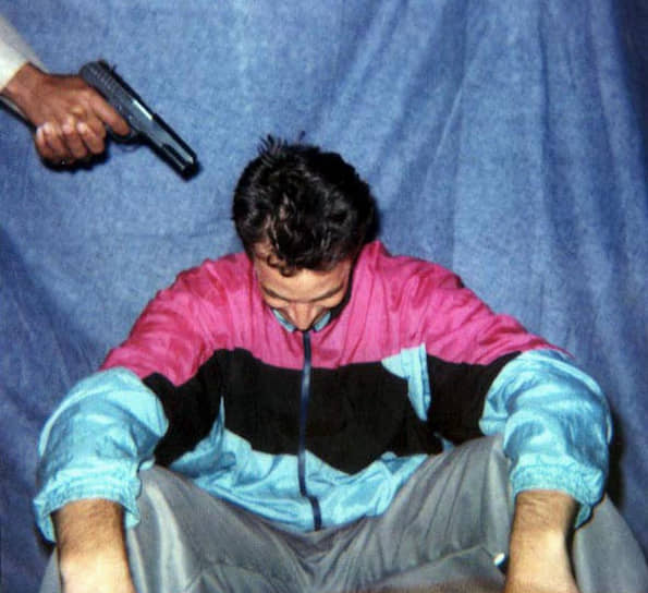 23 января 2002 года в Карачи (Пакистан) был похищен американский журналист Дэниел Перл, шеф южно-азиатского бюро газеты The Wall Street Journal. 1 февраля того же года он был убит. Убийство было снято на видеопленку. Ответственность взяла на себя группировка «Национальное движение за восстановление суверенитета Пакистана». Ранее боевики обещали отпустить Перла, если власти США согласятся освободить талибов и боевиков «Аль-Каиды» (признана террористической и запрещена в России) из тюрьмы Гуантанамо