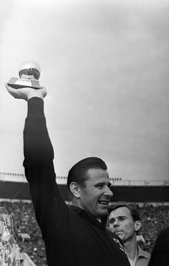 1963 год. Лев Яшин признан лучшим футболистом Европы и стал первым вратарем, получившим «Золотой мяч» 