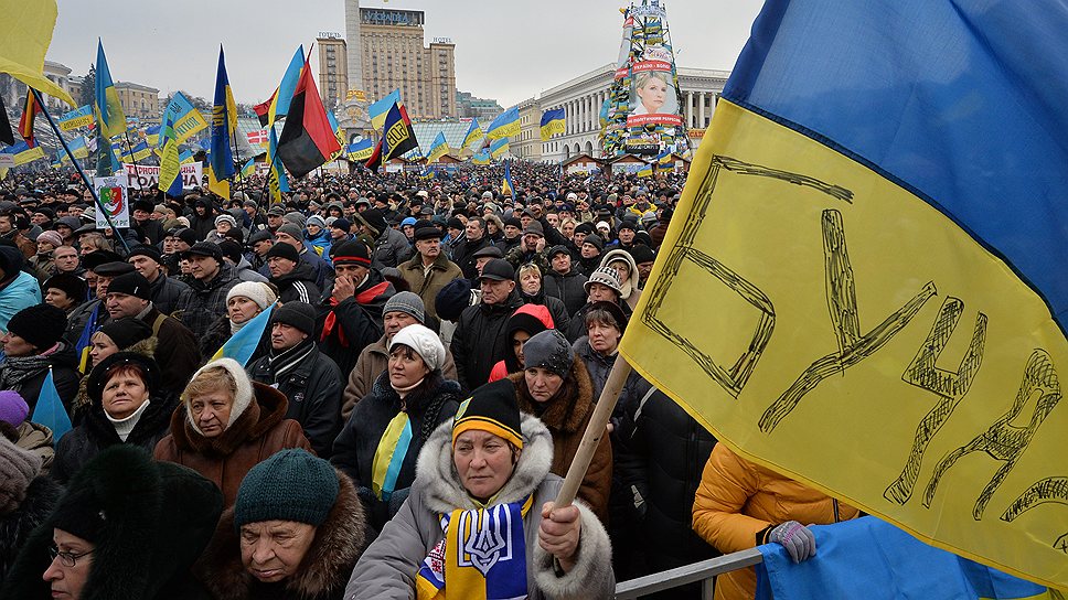 «Слова и действия президента и правительства в отношении соглашения расходятся все больше. Их аргументы не имеют никакой связи с реальностью»,— пояснил Штефан Фюле в своем Twitter, возложив вину за принятое Брюсселем решение на президента Януковича