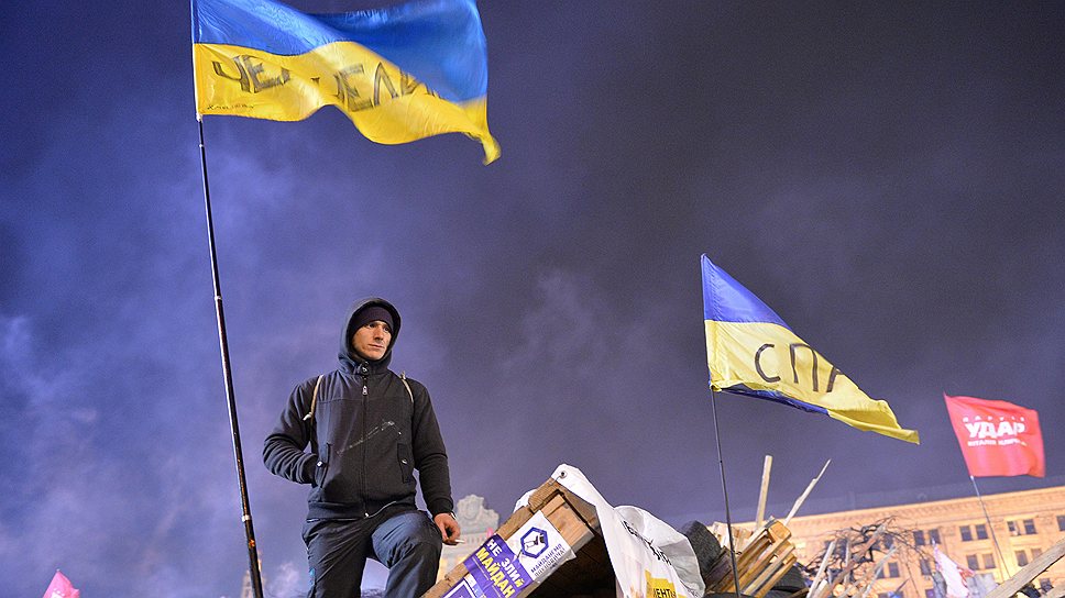 Противостояние сторонников и противников украинской власти в минувшие выходные достигло пика. Оппозиция и правящая Партия регионов вывели на улицы сотни тысяч людей: в Киеве впервые прошли два параллельных митинга — «Майдан» и «Анти-Майдан»