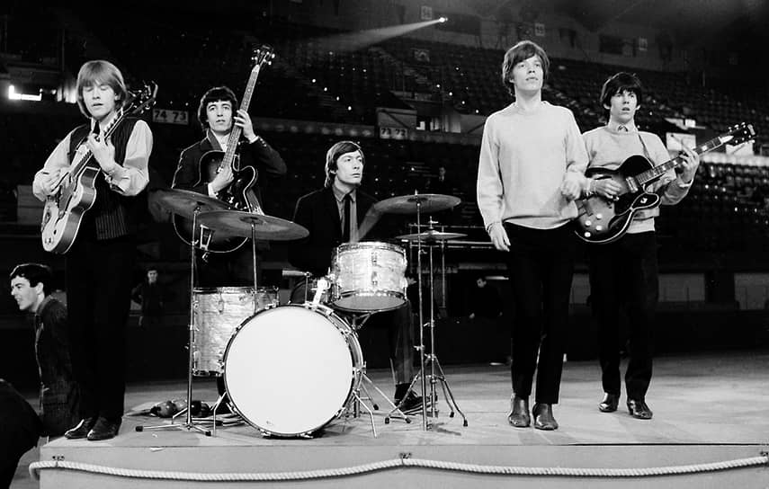 Впервые под названием The Rolling Stones (так называется одна из песен Мадди Уотерса 1950 года) группа выступила 12 июля 1962 года в клубе Marquee
&lt;br>На фото слева направо: Брайан Джонс (гитара), Билл Уаймен (бас-гитара; заменил Дика Тейлора), Чарли Уоттс (барабаны), Мик Джаггер (вокал), Кит Ричардс (гитара)