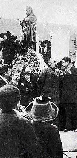 1876 год. Первая рабочая демонстрация в Петербурге на Казанской площади. Перед публикой выступил Георгий Плеханов