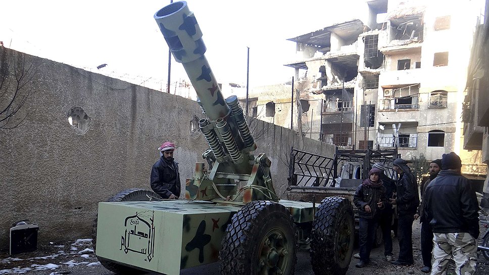 Сирийские повстанцы вокруг импровизированной артиллерийской установки