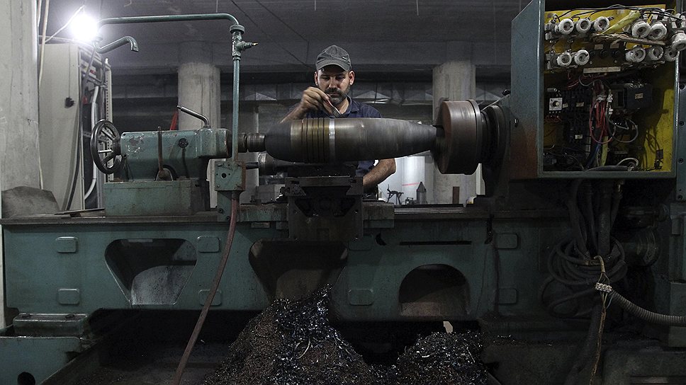 Член ССА занимается изготовлением самодельного минометного снаряда на заводе в Алеппо