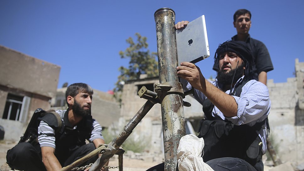 Активисты Свободной сирийской армии используют iPad для наведения минометов при стрельбе по позициям правительственных войск