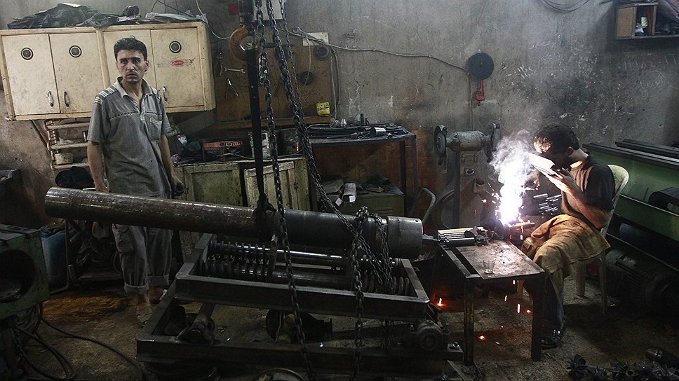 Члены Свободной сирийской армии работают на заводе по производству минометов в Алеппо