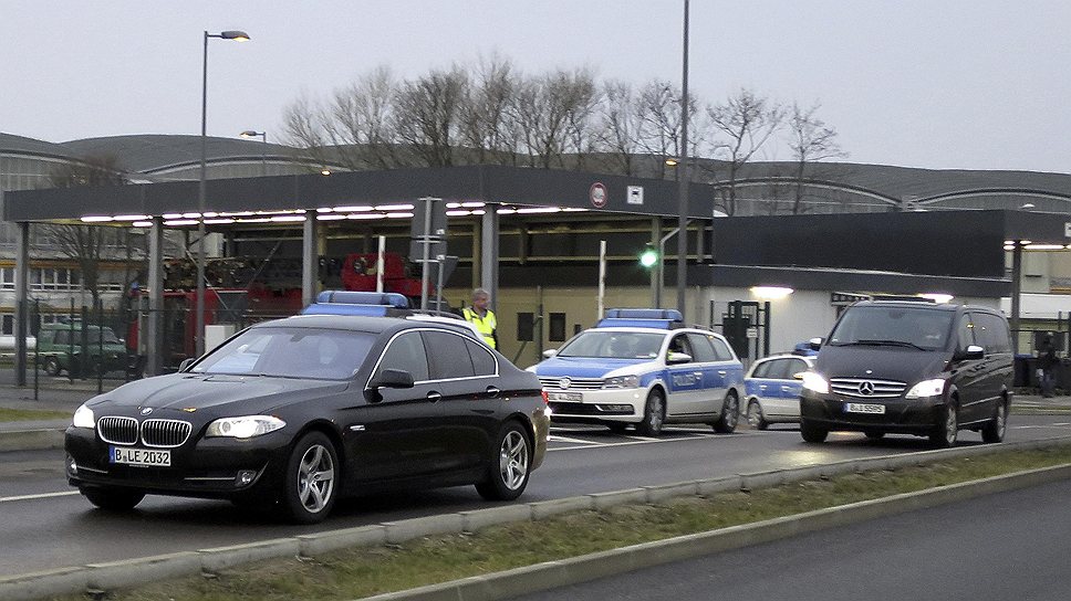 Автоколонна, в которой, предположительно, находится Михаил Ходорковский, на выезде из немецкого аэропорта Шенефельд