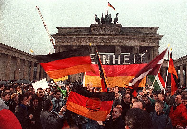 1989 год. Берлинские Бранденбургские ворота спустя 28 лет снова открываются, объединив ГДР и ФРГ