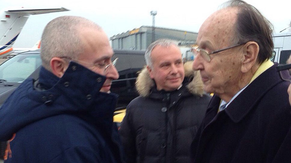 Михаил Ходорковский (слева) и бывший глава МИД ФРГ Ганс-Дитрих Геншер в аэропорту Берлина &quot;Шенефельд&quot;