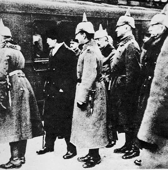 1917 год. В Брест-Литовске начались переговоры, по итогам которых Советская Россия подписала сепаратный мирный договор с Германией и вышла из Первой Мировой войны
