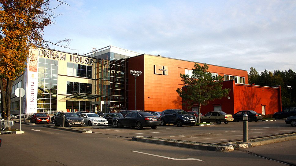 Среди других активов RPHF – люксовый торговый центр Dream House (13 тыс. кв. м) в подмосковной Барвихе. Построенный в 2005 году ТЦ фонд приобрел в 2011 году