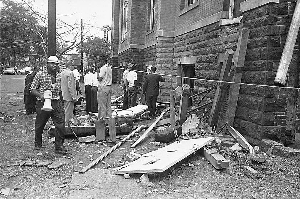 Особенно всех потряс взрыв в Бирмингеме в сентябре 1963 года, когда бомба убила на ступенях церкви четырех темнокожих девочек 11-14 лет, учениц воскресной школы (самая младшая из них была подругой Кондолизы Райс) 