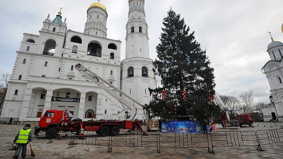 Установка новогодней елки на Соборной площади Кремля