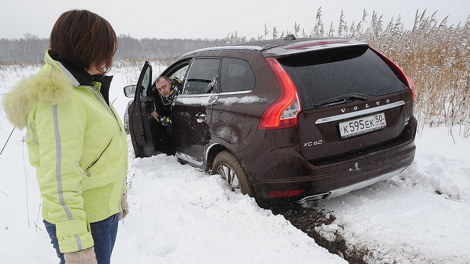 В белом поле на фоне камышей наш красивый, но намертво севший на днище кроссовер выглядел довольно нелепо