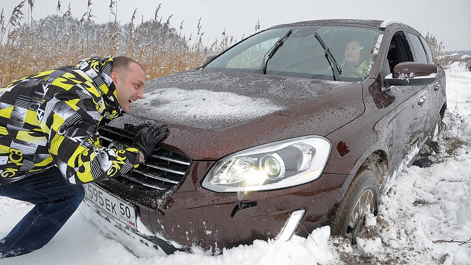 Мы пытались вытолкнуть XC60 из болота руками, но в итоге лишь получили много грязи -- машина даже не двинулась с места