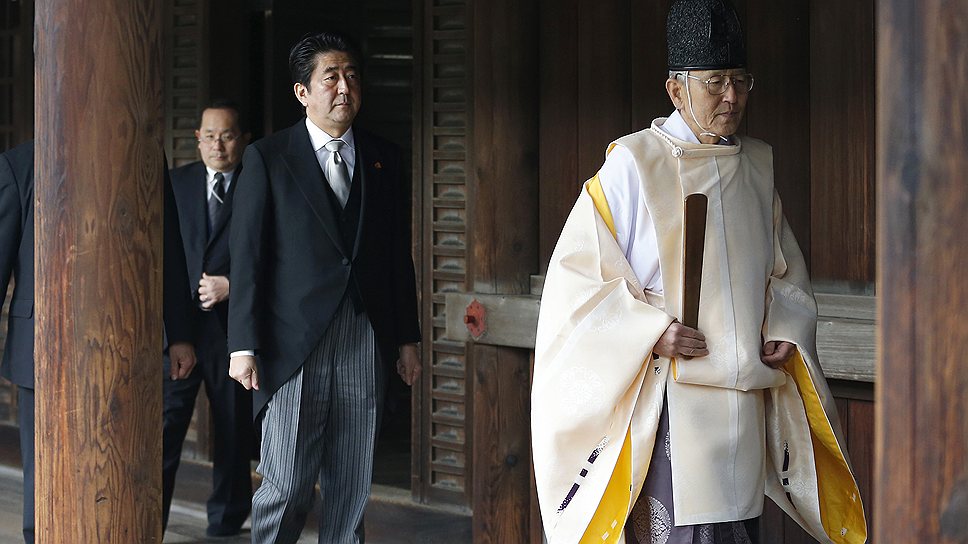 Премьера Японии обвинили в восхвалении милитаризма