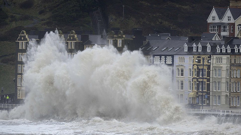 Штормовые волны у променада в Аберистуите, Уэльс